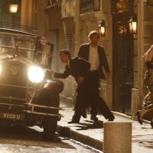 Owen Wilson entra in un locale notturno in una scena del film Midnight in Paris