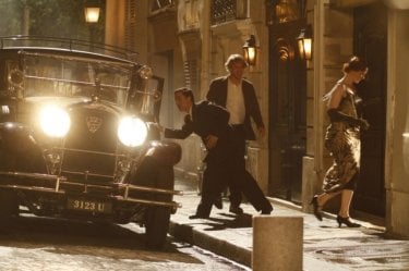 Owen Wilson entra in un locale notturno in una scena del film Midnight in Paris