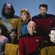 Patrick Stewart, Brent Spiner, Jonathan Frakes e il resto del cast di Star Trek: The Next Generation in una foto promozionale
