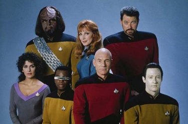 Patrick Stewart, Brent Spiner, Jonathan Frakes e il resto del cast di Star Trek: The Next Generation in una foto promozionale