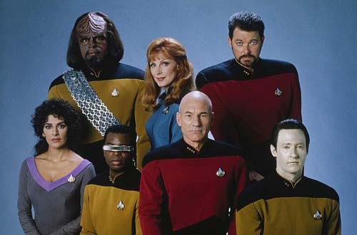 Patrick Stewart, Brent Spiner, Jonathan Frakes e il resto del cast di Star Trek: The Next Generation in una foto promozionale