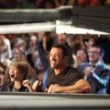 Real Steel: Hugh Jackman e Dakota Goyo felici per la vittoria in una scena del film