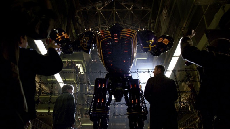 Real Steel Hugh Jackman Insieme A Dakota Goyo E A Uno Dei Robot Combattenti In Una Scena Del Film 221546