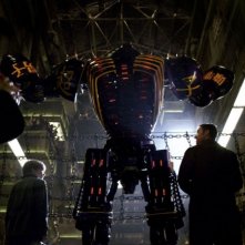Real Steel: Hugh Jackman insieme a Dakota Goyo e a uno dei robot combattenti in una scena del film