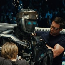 Real Steel: Hugh Jackman insieme a Dakota Goyo e al suo robot combattente in una sequenza del film
