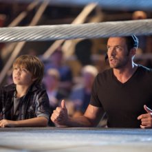 Real Steel: Hugh Jackman insieme a Dakota Goyo in una scena del film