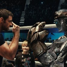 Real Steel: Hugh Jackman insieme a Dakota Goyo e al suo robot pugile in una sequenza del film