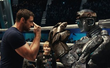 Real Steel: Hugh Jackman insieme a Dakota Goyo e al suo robot pugile in una sequenza del film