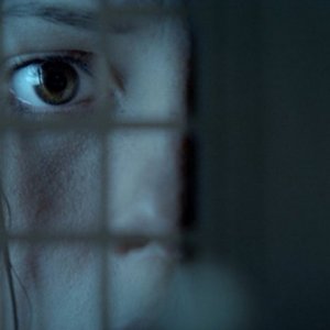 Un'inquietante immagine di Rebecca Hall tratta dal film 1921 - Il mistero di Rookford