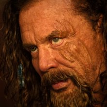 Un primo piano di Mickey Rourke nei panni di Re Iperione in una scena del film Immortals 3D