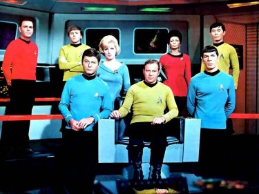 William Shatner, Leonard Nimoy, DeForest Kelley, Nichelle Nichols e George Takei in una foto promozionale della serie Star Trek
