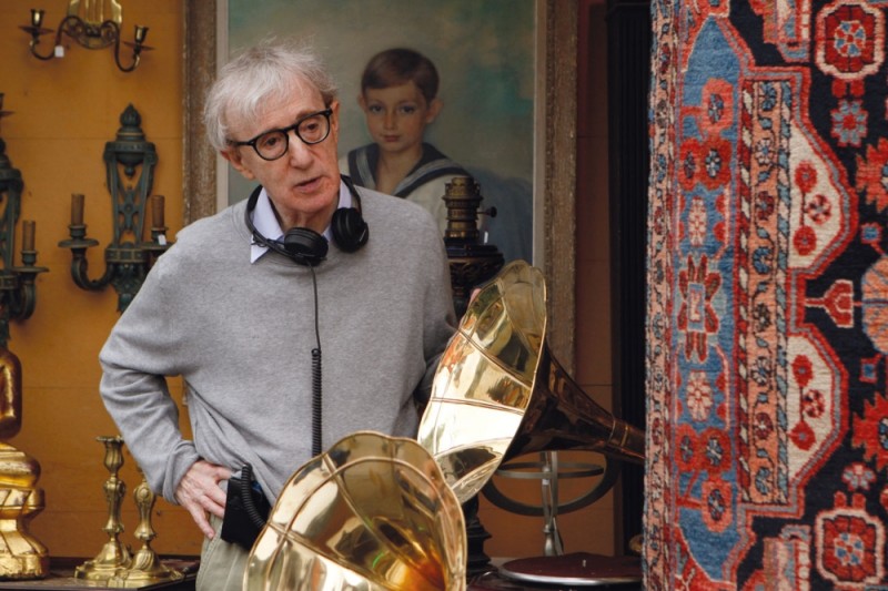 Woody Allen Maneggia Un Grammofono Sul Set Di Midnight In Paris 221646