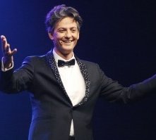 Fiorello, una foto sul palcoscenico