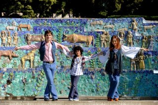 La kryptonite nella borsa: Cristiana Capotondi, Libero De Rienzo e Luigi Catani figli dei fiori in una scena del film
