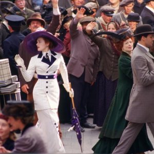 Titanic in 3D: Kate Winslet in una scena del film insieme a Frances Fisher
