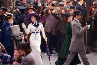 Titanic in 3D: Kate Winslet in una scena del film insieme a Frances Fisher