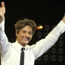 Una foto di Rosario Fiorello sul palcoscenico