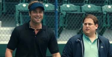 Brad Pitt insieme a Jonah Hill in una scena tratta dal film sportivo Moneyball