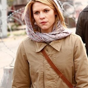 Claire Danes in un intenso primo piano nell'episodio Pilot di Homeland