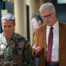 Dermot Mulroney e Ted Danson in una scena di Qualcosa di straordinario