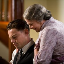 J. Edgar: Leonardo DiCaprio con Judi Dench in una scena