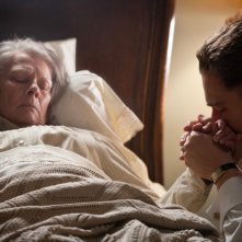 J. Edgar: Leonardo DiCaprio con Judi Dench in una scena drammatica