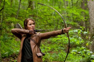 Jennifer Lawrence e il suo arco in una movimentata scena di The Hunger Games