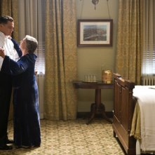 Leonardo DiCaprio con Judi Dench in una scena di J.Edgar