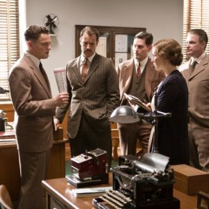 Leonardo DiCaprio e Naomi Watts in una scena di J.Edgar con Christopher Shyer, Jeffrey Donovan e Armie Hammer