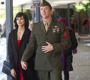 Morena Baccarini e Damian Lewis in una scena dell'episodio pilot di Homeland