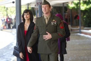 Morena Baccarini e Damian Lewis in una scena dell'episodio pilot di Homeland