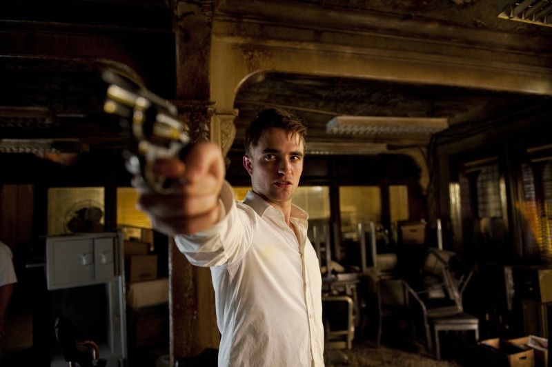 Robert Pattinson E La Sua Pistola In Una Drammatica Immagine Di Cosmopolis 221777
