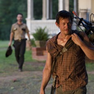 The Walking Dead: Norman Reedus ed Andrew Lincoln (sullo sfondo) nell'episodio La rosa di Cherokee