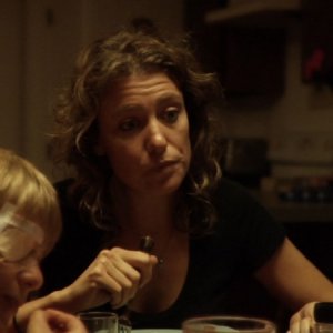 A little closer: Sayra Player e Parker Lutz in una scena del film