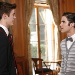 Glee: Grant Gustin e Darren Criss in una scena dell'episodio The First Time