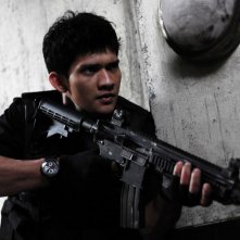 The Raid: Iko Uwais armato fino ai denti in una scena del film
