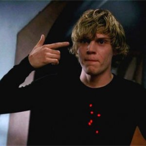 American Horror Story: Evan Peters in una scena drammatica dell'episodio Piggy, Piggy