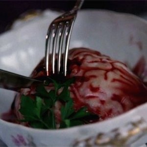 American Horror Story: Vivien Harmon assaggia una pietanza 'al sangue' nell'episodio Piggy, Piggy