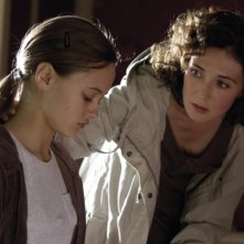 Carice van Houten in una scena di Intruders insieme a Ella Purnell