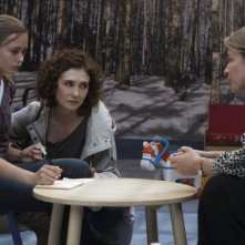 Carice van Houten in una scena di Intruders insieme a Ella Purnell e Kerry Fox