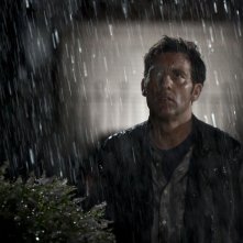 Clive Owen in una scena del thriller Intruders