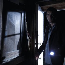 Clive Owen in una scena del thriller paranormale Intruders