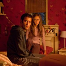 Clive Owen in una scena di Intruders insieme a Ella Purnell