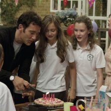 Clive Owen in una scena di Intruders insieme alla giovane Ella Purnell e a Carice van Houten