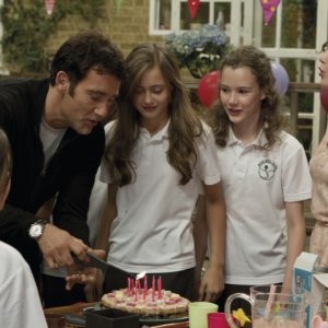 Clive Owen in una scena di Intruders insieme alla giovane Ella Purnell e a Carice van Houten