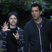 Clive Owen sul set di Intruders insieme al regista Juan Carlos Fresnadillo
