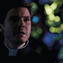 Daniel Brühl in una scena del thriller Intruders