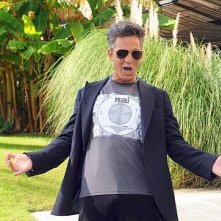 Fiorello e mostra con orgoglio la maglia dedicata alla Rai durante la presentazione dello show Il più grande spettacolo dopo il week end