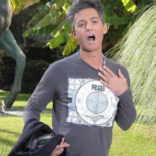 Fiorello in un'ironica posa sexy durante la presentazione dello show Il più grande spettacolo dopo il week end