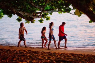 George Clooney in una scena di The Descendants con Shailene Woodley, Nick Krause e Amara Miller